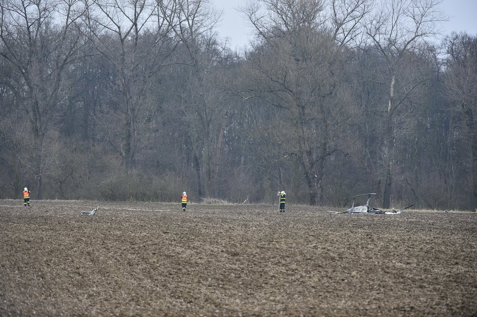 U Terezína spadl malý vrtulník, pilot zemřel