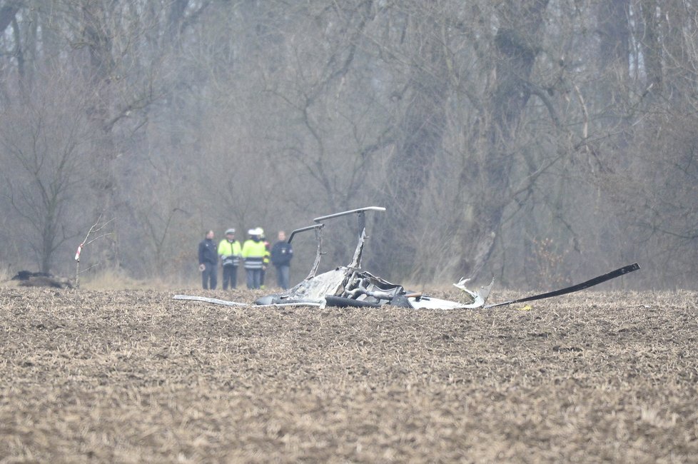 U Terezína spadl malý vrtulník, pilot zemřel