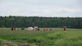 Dvoumístný vrtulník spadl do polí u Čeksých Budějovic. 