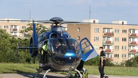 Vážně zraněné dítě přepravil do nemocnice v Praze vrtulník.
