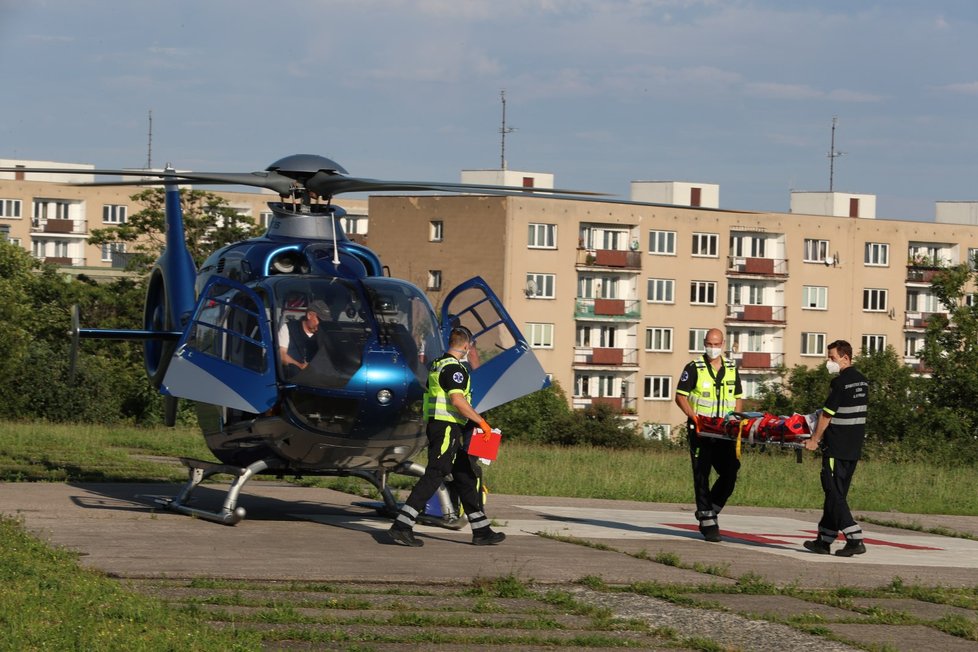 Vážně zraněné dítě přepravil do nemocnice v Praze vrtulník.