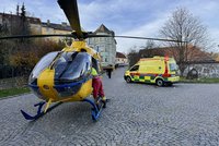 Náročná záchrana muže po pádu z mostu v Jihlavě: Vrtulník přistál v centru města