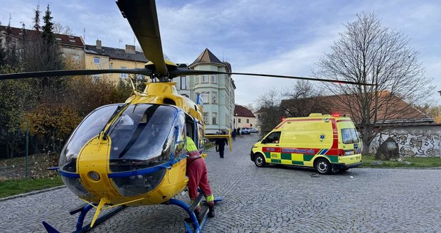 Pilot záchranářského vrtulníku přistál v centru Jihlavy, převážel těžce zraněného do nemocnice v Brně.