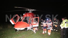 Posádka spadlého vrtulníku při záchranné akci v obci Strelníky