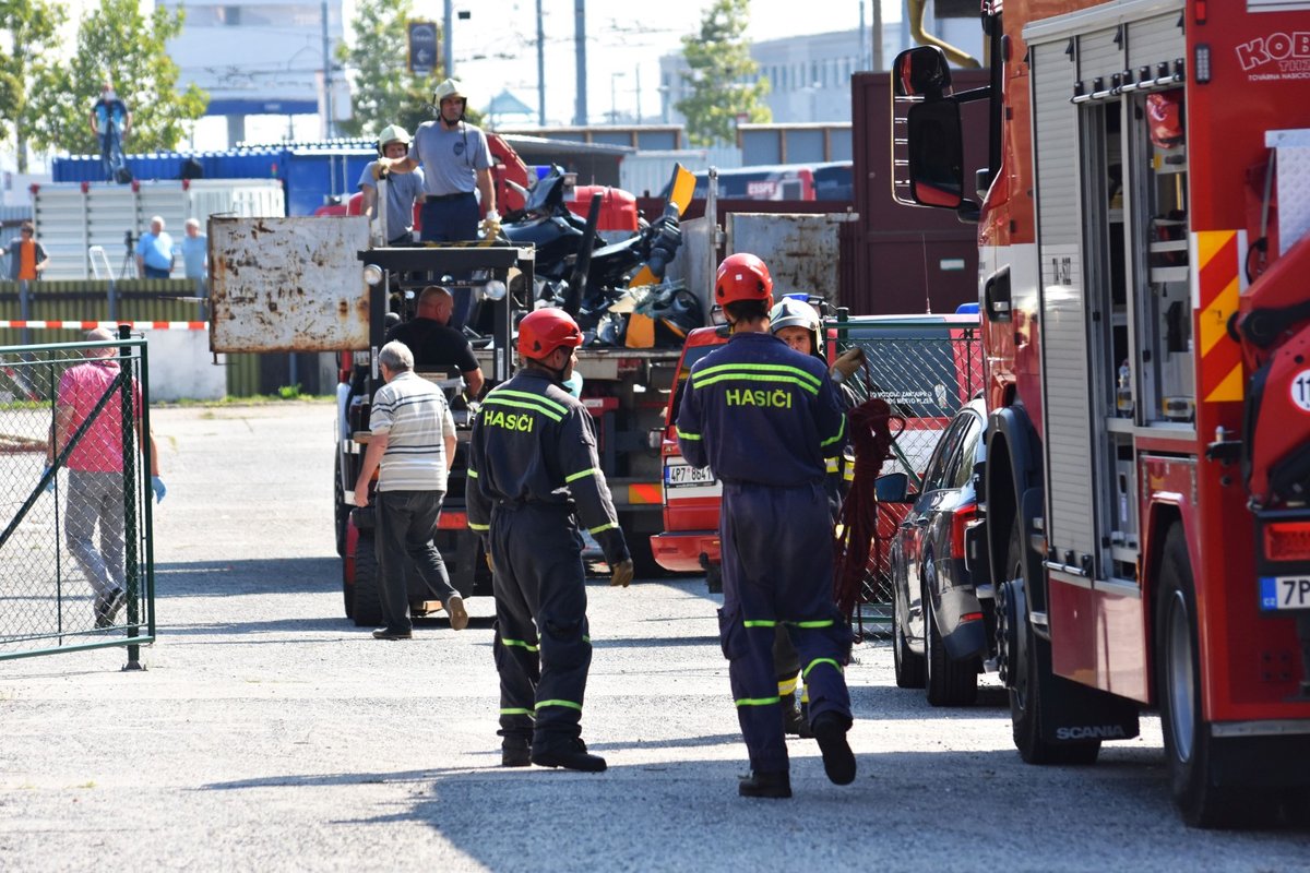 Hasiči vyprošťovali spadlý vrtulník celé čtvrteční dopoledne.