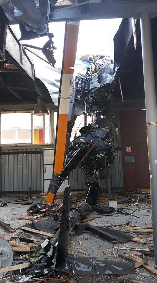 Zřícený vrtulník uvnitř průmyslové haly v Plzni