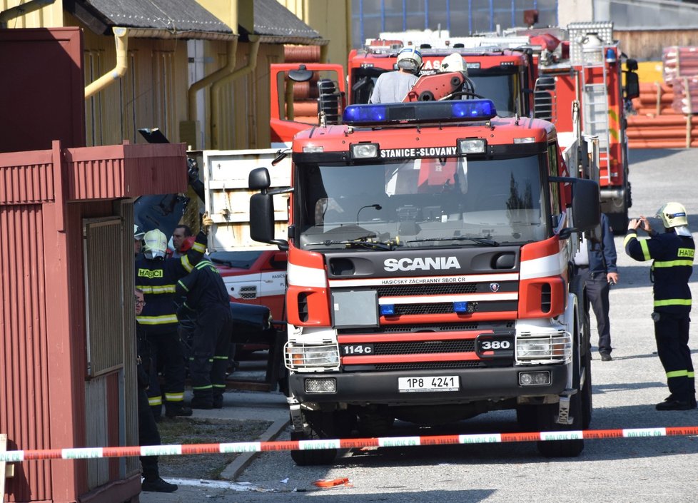 Hasiči vyprošťovali spadlý vrtulník celé čtvrteční dopoledne.