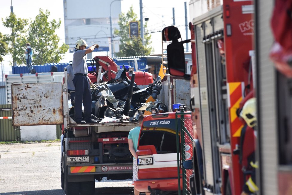 Zřícený vrtulník uvnitř průmyslové haly v Plzni vyprošťovali hasiči.