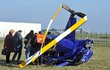 Na poli v Brně-Tuřanech havaroval lehký vrtulník, dva muži jsou středně těžce zranění.