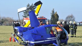 Na poli v Brně-Tuřanech havaroval lehký vrtulník, dva muži jsou středně těžce zranění.