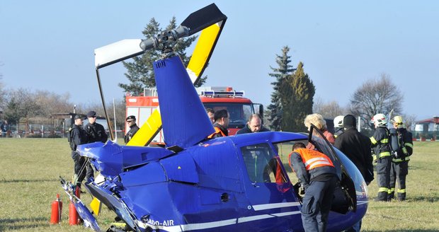 Na pole u letiště v Brně-Tuřanech spadl malý vrtulník: Dva vážně zranění!