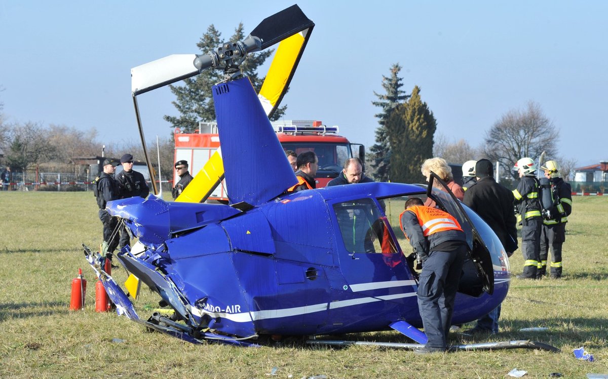 Na poli v Brně-Tuřanech havaroval lehký vrtulník, dva muži jsou středně těžce zranění.