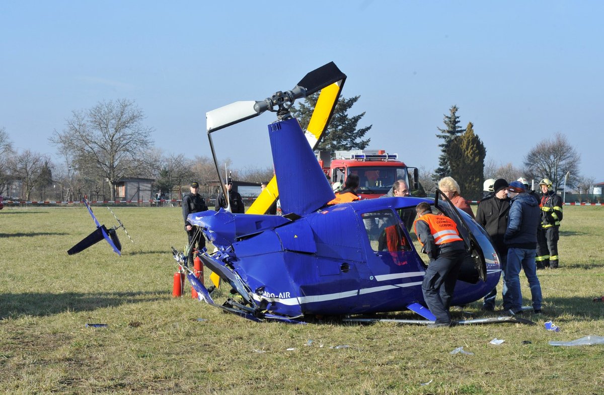 Na poli v Brně-Tuřanech havaroval lehký vrtulník, dva muži jsou středně těžce zranění.