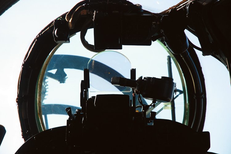 Pohled z pilotní kabiny vrtulníku Mi-24