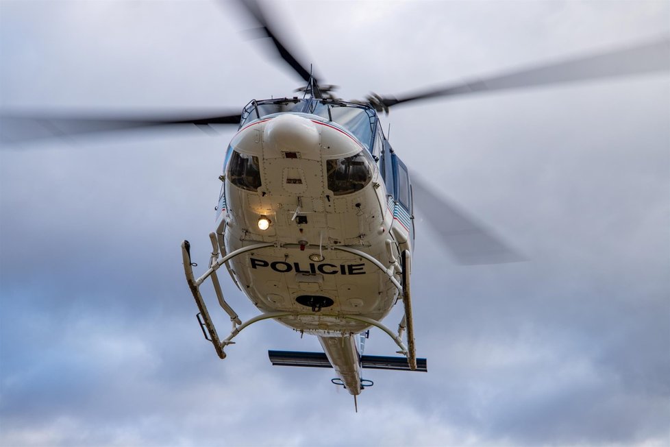 Policejní vrtulník transportoval covid nemocného do Prahy.