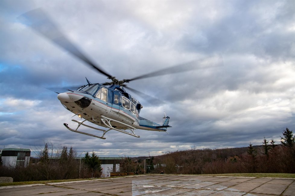 Policejní vrtulník transportoval covid nemocného do Prahy.