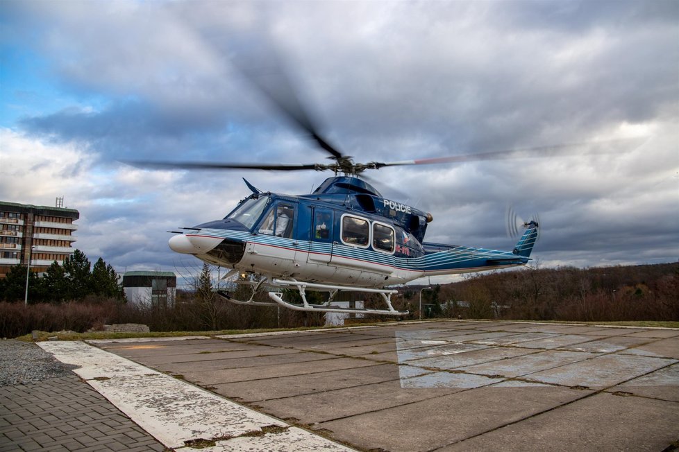 Policejní vrtulník transportoval covid nemocného do Prahy.