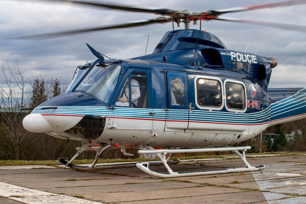 Policejní vrtulník transportoval covid nemocného do Prahy.