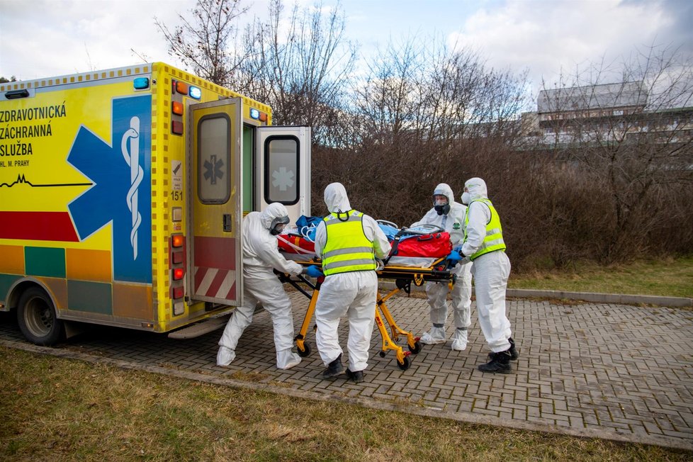 Policejní vrtulník transportoval covid nemocného do Prahy.