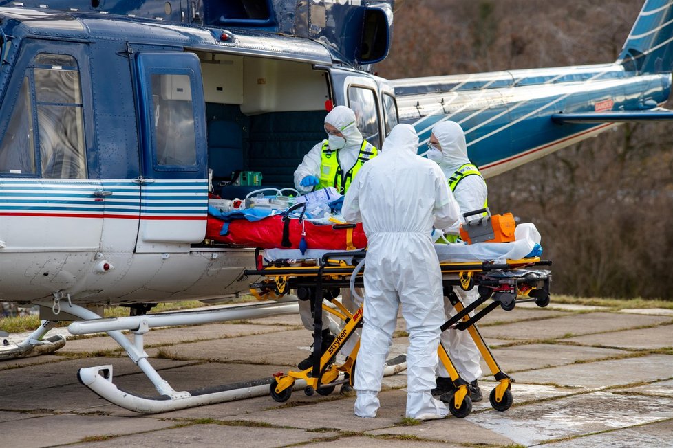 Policejní vrtulník transportoval covid nemocného do Prahy.