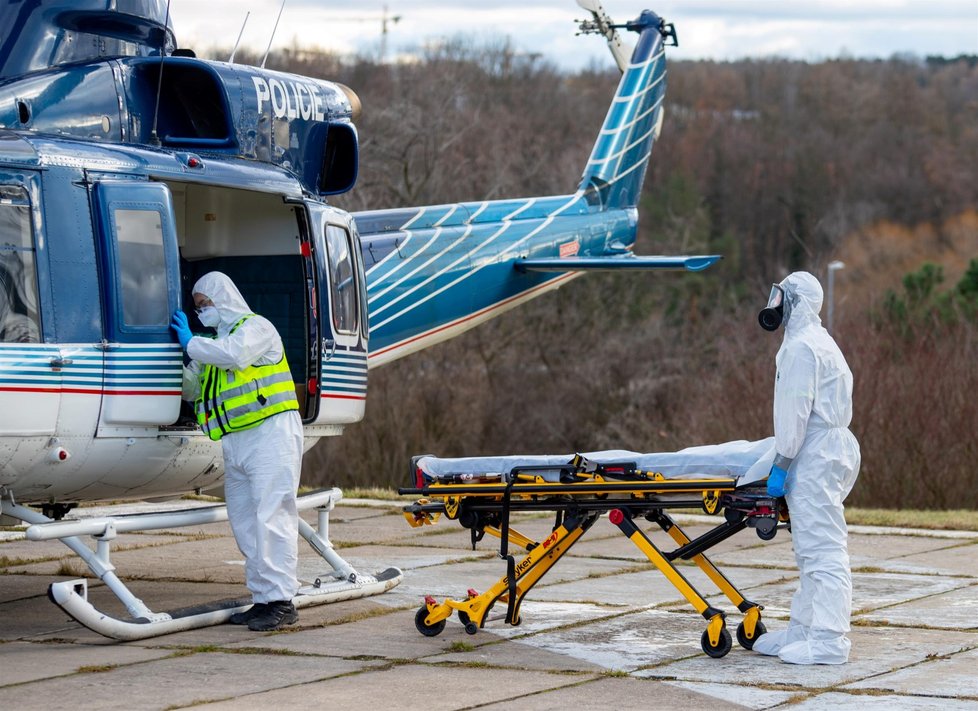 Policejní vrtulník transportoval covid nemocného do Prahy.