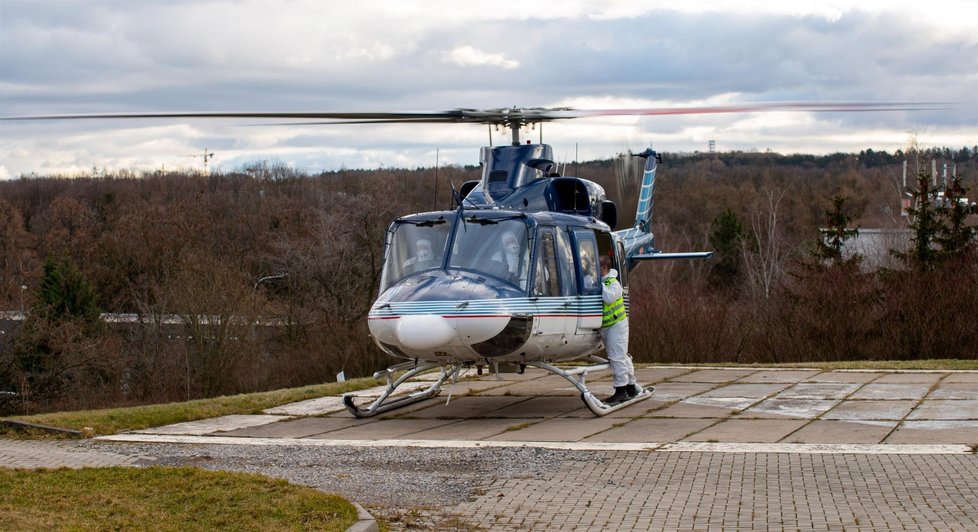 Policejní vrtulník transportoval covid nemocného do Prahy.