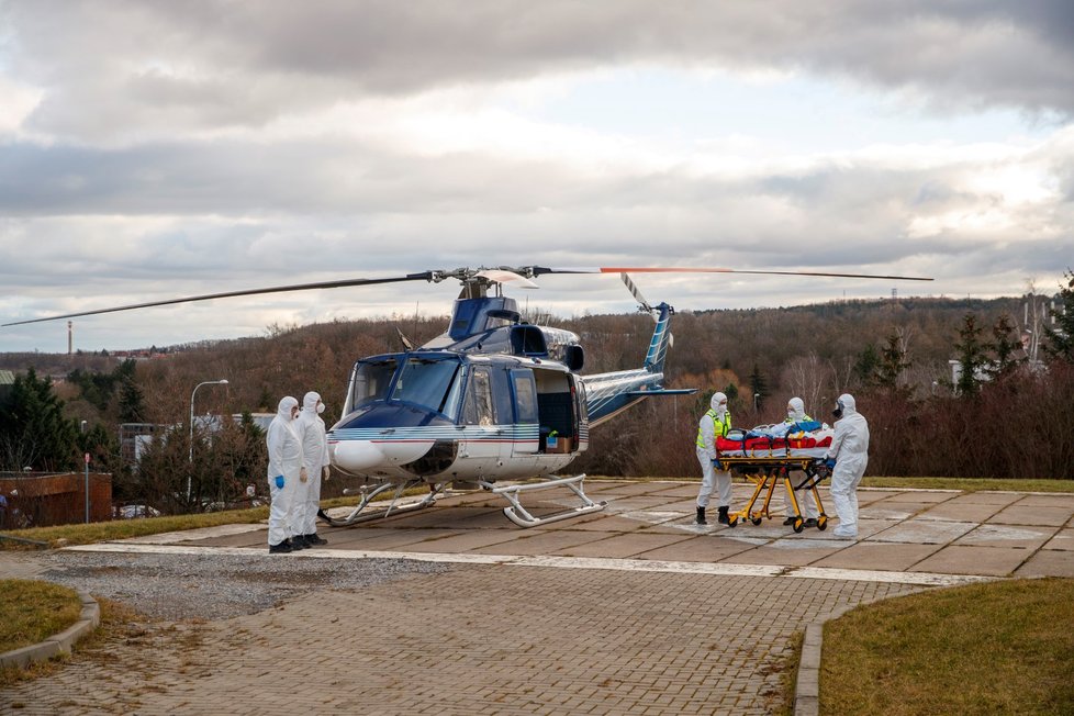 Policejní vrtulník transportoval covid nemocného do Prahy.