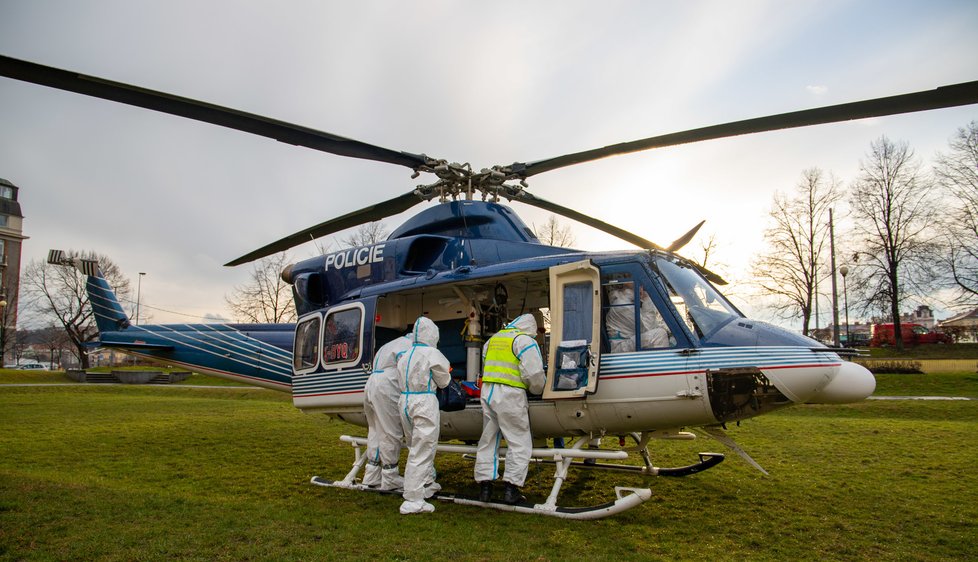 Vrtulník určený na transport covid nemocných pacientů.
