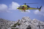 Vrtulník a desítky hasičů v akci: Milenci na skále křičeli při sexu