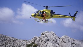 Pátrání v horách, vrtulník v akci. V Jizerských horách měli záchranáři napilno. (ilustrační foto)