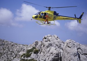 Pátrání v horách, vrtulník v akci. V Jizerských horách měli záchranáři napilno. (ilustrační foto)