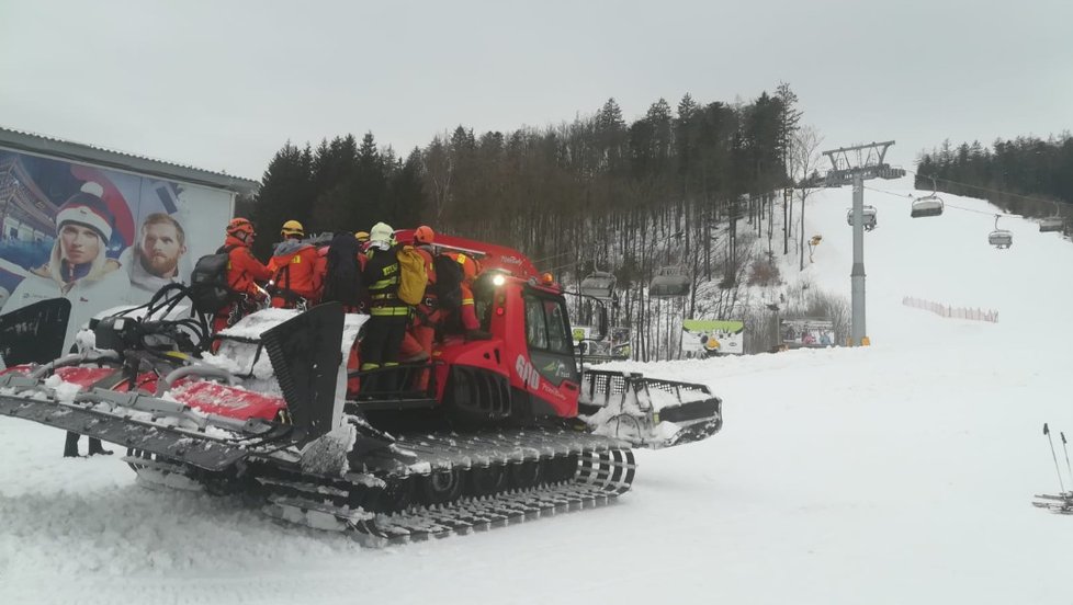 Ve skiareálu Buková hora zasahoval při evakuaci lyžařů z lanovky vrtulník