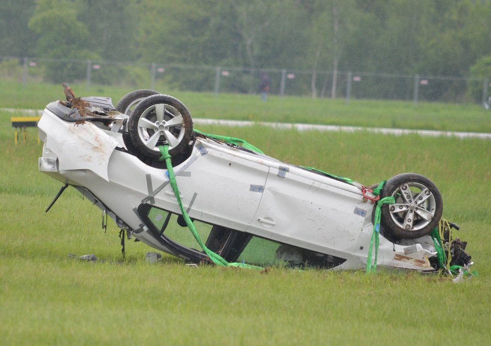 Na auto bezprostředně po jeho dopadu přistává poštolka a ujímá se jej jako své kořisti, kterou právě ulovila