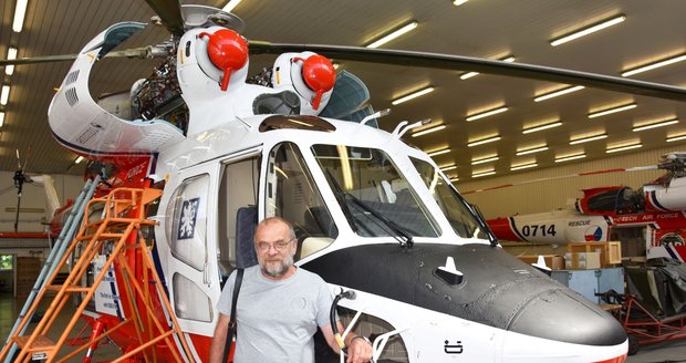 Lékař Michal Mareček byl jedním ze zakladatelů letecké záchranky a s vrtulníkem s označením 0718 dvacet let létal.