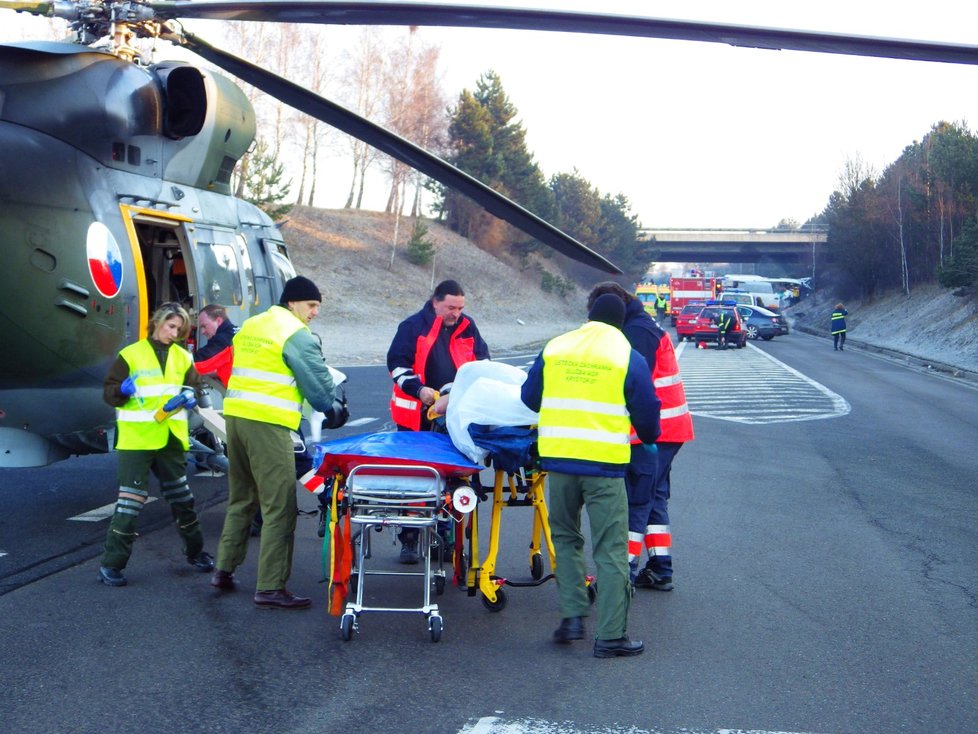Vrtulník s označením 0718 u nehody francouzského autobusu plného dětí u Rokycan v dubnu 2013.