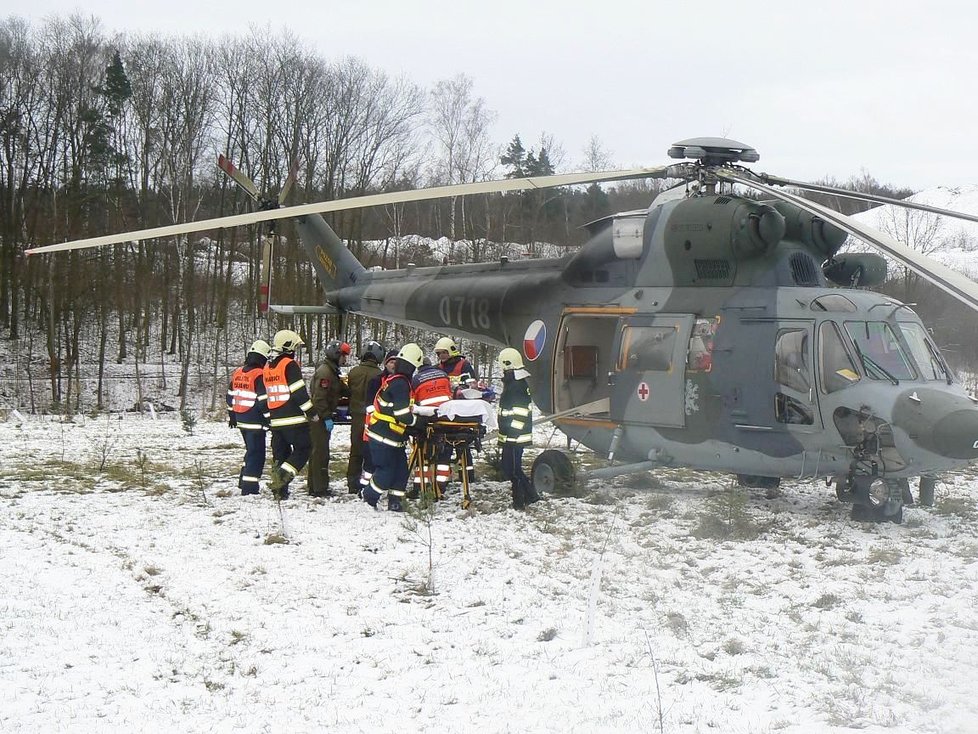 Vrtulník s označením 0718 měl dříve vojensku zelenou barvu. Ve Zbůchu u Plzně, kde v únoru 2013 rychlík ujel muži nohy.