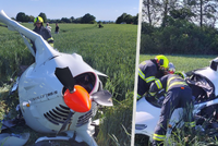 Nehody v Pardubickém kraji: Motorkářka (†18) zemřela při srážce s autem, malý vrtulník se zřítil
