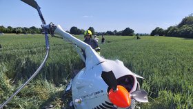 Pád vrtulníku u obce Ráby si vyžádal dva zraněné.