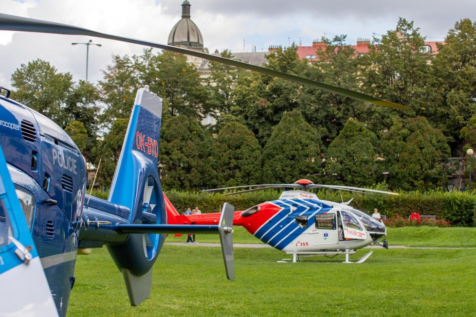Dva záchranářské vrtulníky v Zítkových sadech.