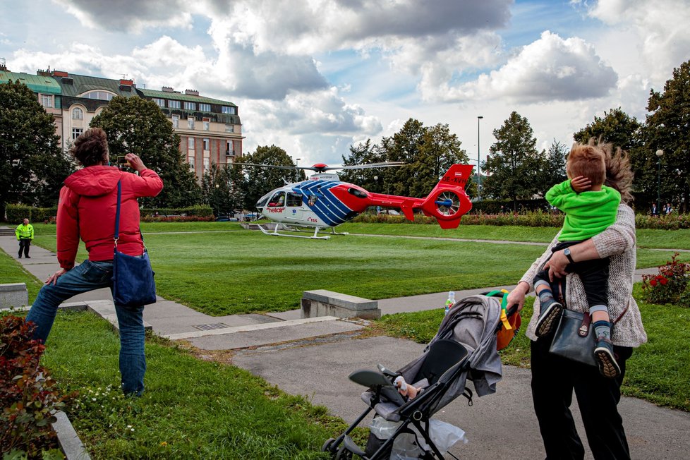 Dva záchranářské vrtulníky v Zítkových sadech.
