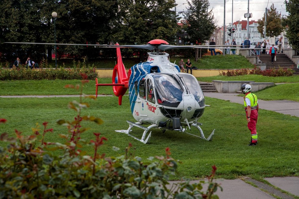 Dva záchranářské vrtulníky v Zítkových sadech