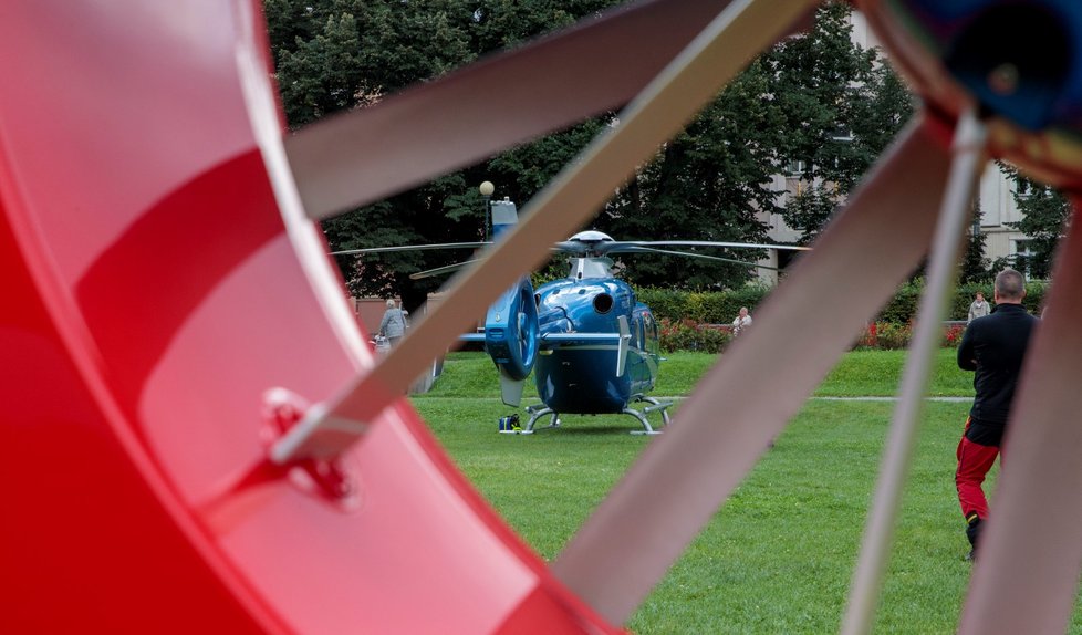 Dva záchranářské vrtulníky v Zítkových sadech