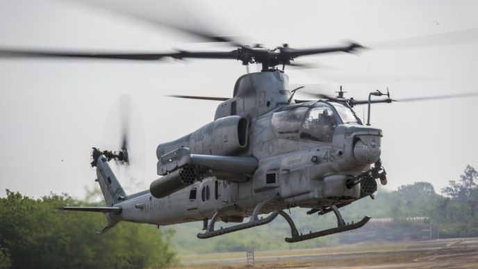 AH-1Z Viper s podvěšenými devatenáctihlavňovými raketnicemi s raketami Hydra 70 FFAR