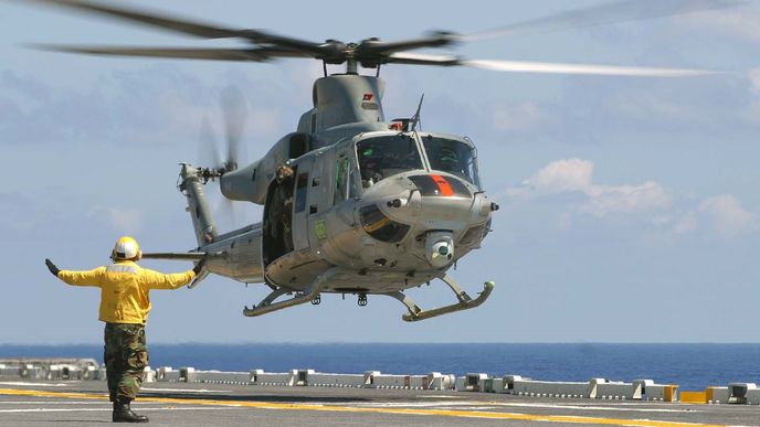UH-1Y Venom přistávající na letadlové lodi