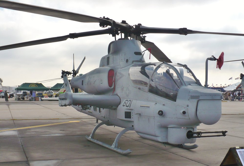 AH-1Z Viper. Všimněte si tříhlavňového kulometu