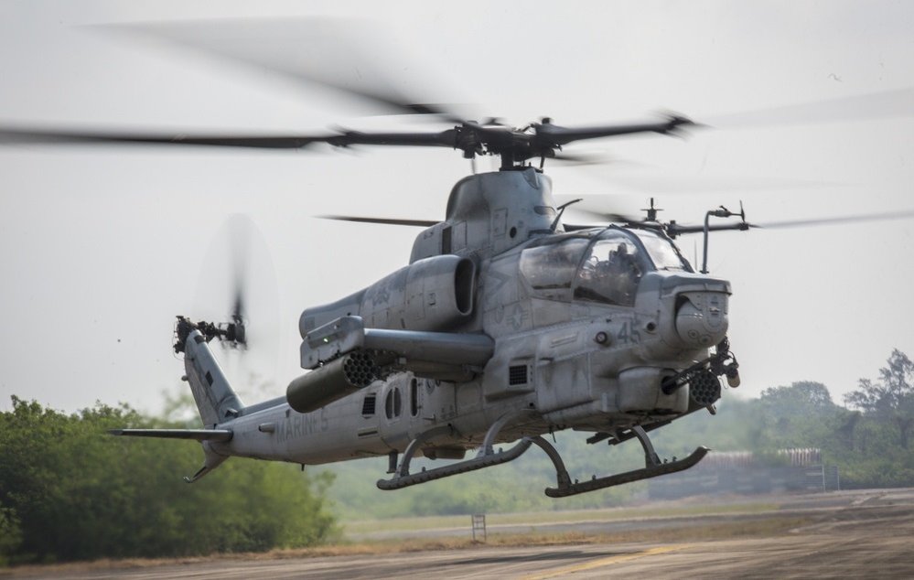 AH-1Z Viper s podvěšenými devatenáctihlavňovými raketnicemi s raketami Hydra 70 FFAR