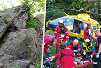 U hradu Bradlec se zřítil člověk ze skály: Pomáhal vrtulník a hasiči ze dvou krajů