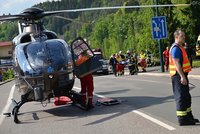 Až osm zraněných po nehodě autobusu: Sjel do příkopu, letěl tam i vrtulník