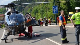 Také vrtulník záchranné služby pomáhal u dnešní nehody autobusu u Oder (ilustrační foto)