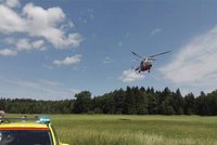 Muže přimáčklo auto ke zdi, vrtulník ho převážel do nemocnice